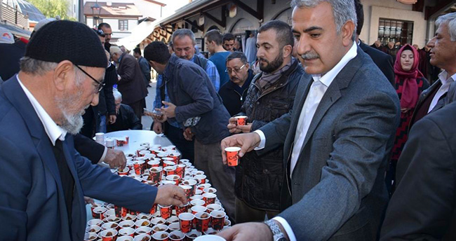 Abdullah Ağralı’dan Vatandaşa Zemzem Suyu ve Hurma İkramı