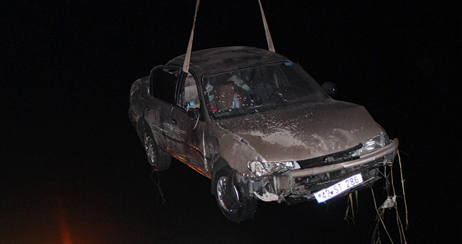 Beyşehir’de otomobil dereye düştü : 2 yaralı
