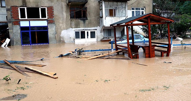 Sel ve heyelan sonucu mahsur kalan 31 kişi tahliye edildi