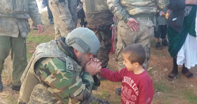 İşte Mehmetçiğin şefkati – Komutan üşüyen çocuğu ısıttı