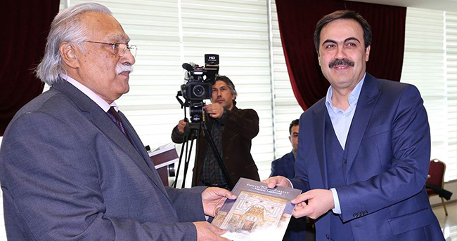 Prof. Dr. Erkan Türkmen kitabını imzaladı