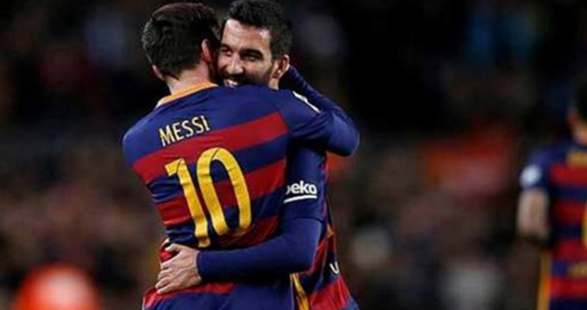 Arda Turan, Messi’ye İslam’ı öğretiyor