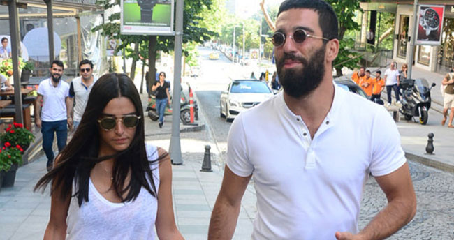 Arda Turan ile Aslıhan Doğan’dan aşk pozu