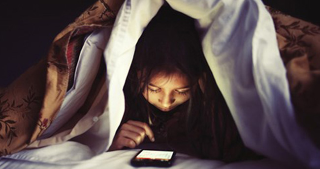 Uykusuzluk Facebook kullanımını artırıyor