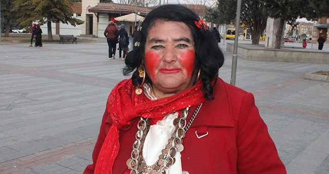 Aşkı kırmızıya büründürdü