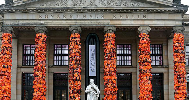 Berlin Konser Evi sütunları can yelekleriyle donatıldı