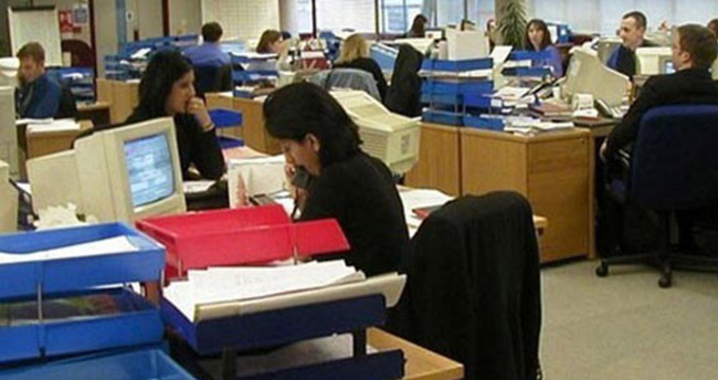 Memurlara yırtmaçlı etek yasak!