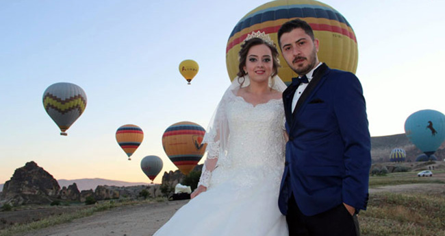 Kapadokya’da balonlar eşliğinde düğün fotoğrafları
