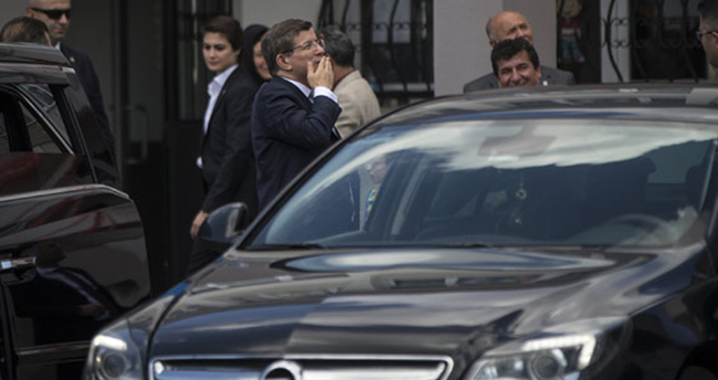 Başbakan Ahmet Davutoğlu kızının okulunu ziyaret etti