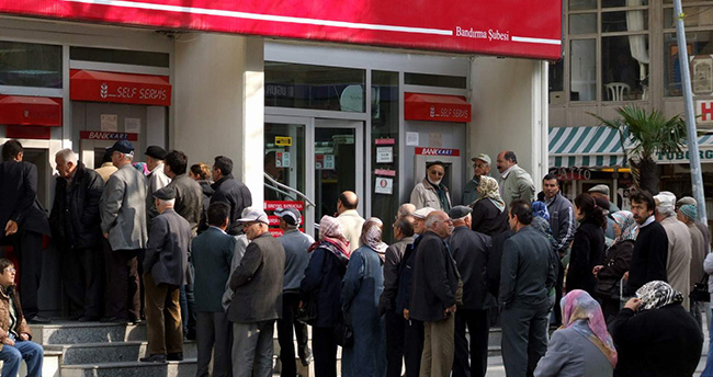Emeklilikte yaşa takılan 300 bin kişiye çözüm yolda