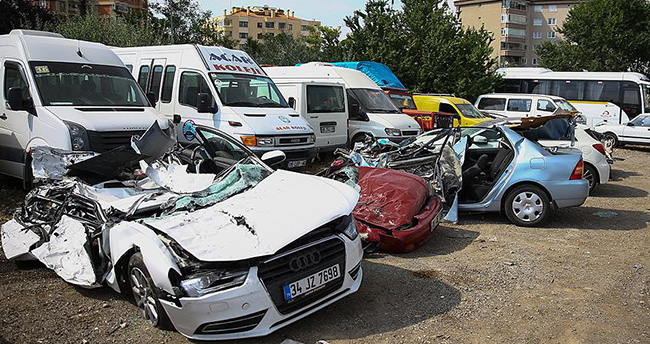 Tankların ezdiği araçlar emniyet otoparkında