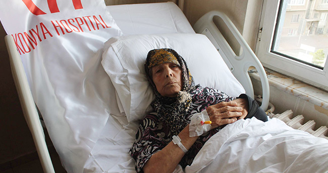 Yaşlı kadının kırılan omzu protez takılarak düzeltildi