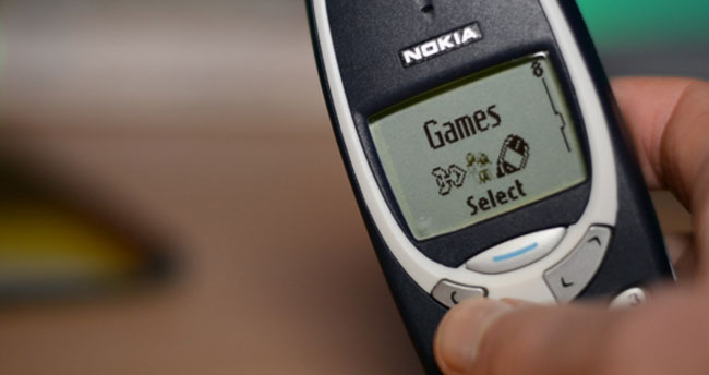 Nokia 3310’u pres makinesi ile ezdiler!