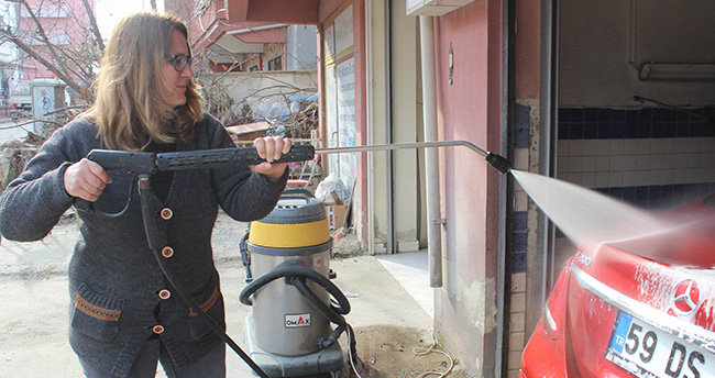 Ellerinin Hamuruyla Oto Yıkama Yapıyorlar