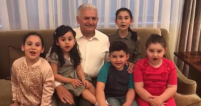 Başbakan Yıldırım, torunlarıyla birlikte referandum sonuçlarını takip etti