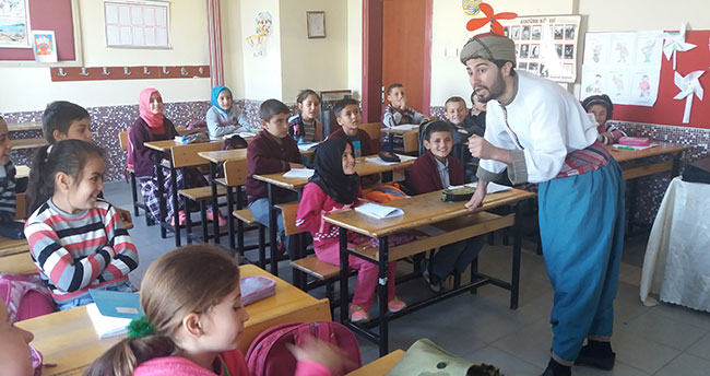 Çocuklar için sanatı köylere götüren tiyatro