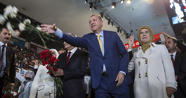 Erdoğan 1414 oyla yeniden genel başkan oldu