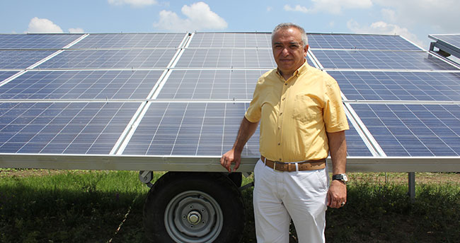 Çiftçiler için taşınabilir güneş enerjili sulama sistemi üretti