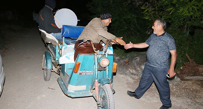 Motorize davulcu baba oğul sahurda istekleri de çalıyor