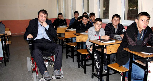 İzzet öğretmen engeline rağmen meslek aşkını kaybetmedi