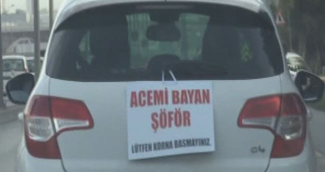 İlginç Pankart: “Acemi Bayan Şoför, Lütfen Korna Basmayınız”