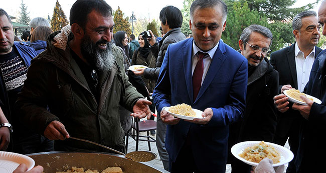 Selçuk Üniversitesinde öğrencilere helva ikramı