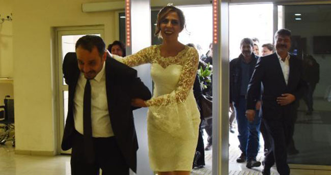 Konya’da gelin, damadı kelepçe takarak getirdi