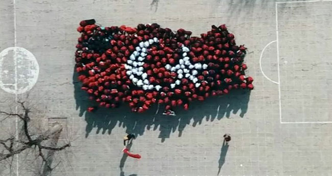 Öğrenciler Mehmetçik için bayrak oldu dalgalandı