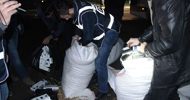 Fıstık çuvallarından 6 bin 300 paket kaçak sigara çıktı