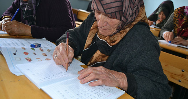 85 yaşında okuma yazma öğreniyor