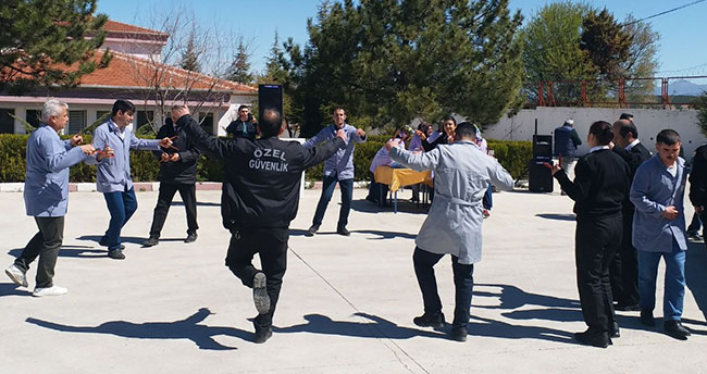 Beyşehir’de taşeron işçiler kadro sevincini kaşık oyunuyla kutladılar