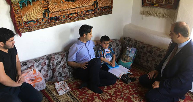 Evde eğitim gören öğrencilerin karne sevinci