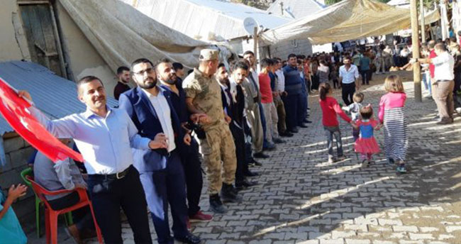 Asker sınırdaki düğünde halay başı oldu