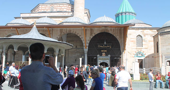 Mevlana Türbesi’ne turist akını