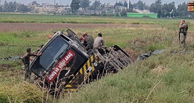 Tank taşıyan askeri araç devrildi!