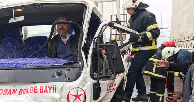 Tırla çarpışan kamyonette sıkışan sürücü itfaiye ekiplerince çıkartıldı