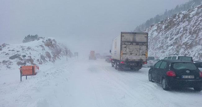 Antalya-Konya Karayolunda Kar Kalınlığı 25 Santimetreye Ulaştı
