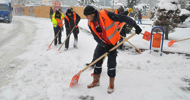 Akşehir Belediyesi kar temizleme çalışmalarını sürdürüyor
