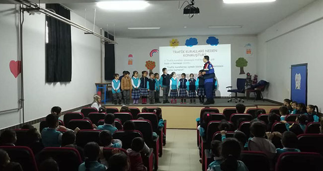 Jandarmadan ilkokul öğrencilere trafik semineri
