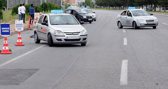Sürücü adaylarını en çok düz vites ve park etme zorladı!