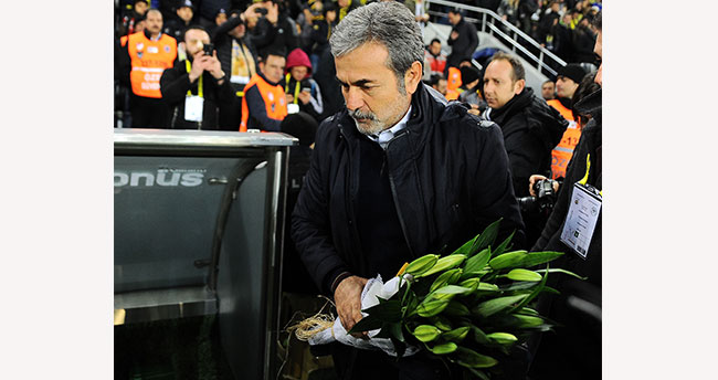 Taraftardan Aykut Kocaman’a çiçek