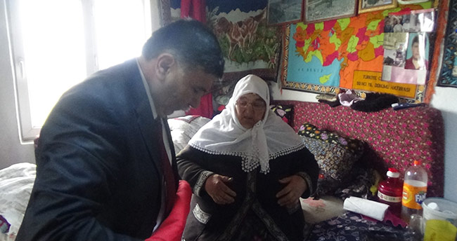 85 yaşındaki Azime ninenin bayrak sevgisi
