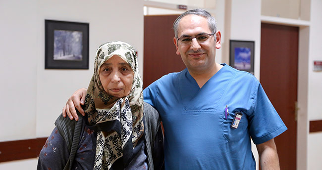 Felçli geldiği hastaneden yürüyerek taburcu edildi