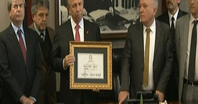 Mansur Yavaş mazbatasını aldı