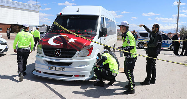 İndiği servis minibüsünün altında kalan öğrenci öldü