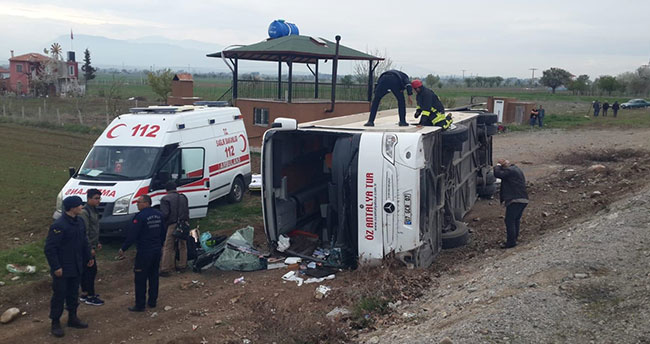 Denizli’de öğrencileri taşıyan otobüs devrildi: 15 yaralı