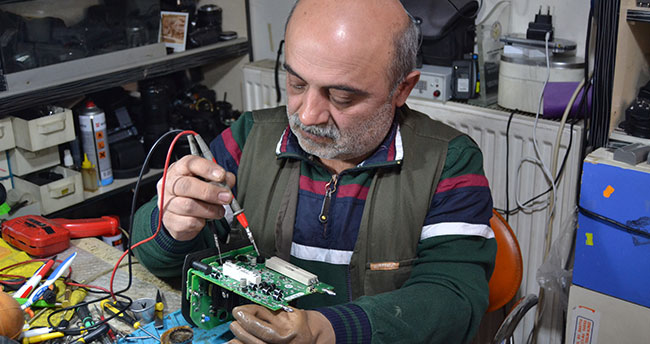 Fotoğraf makinelerini 12 yıldır tek eliyle tamir ediyor