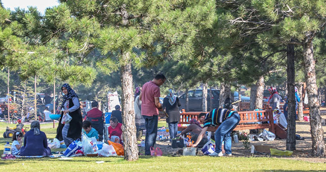 Millet Kıraathanesi gece 24’e kadar, Millet Bahçesi ise sahura kadar açık olacak