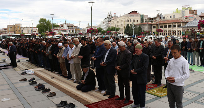 Konya’da Ramazan’ın ilk cuma namazında camiler doldu taştı