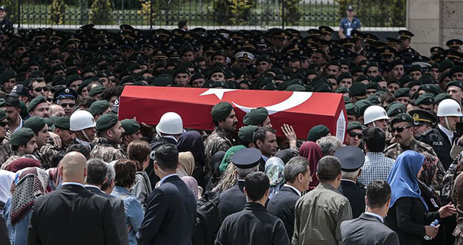 Şehit polisi son yolculuğuna meslektaşları uğurladı